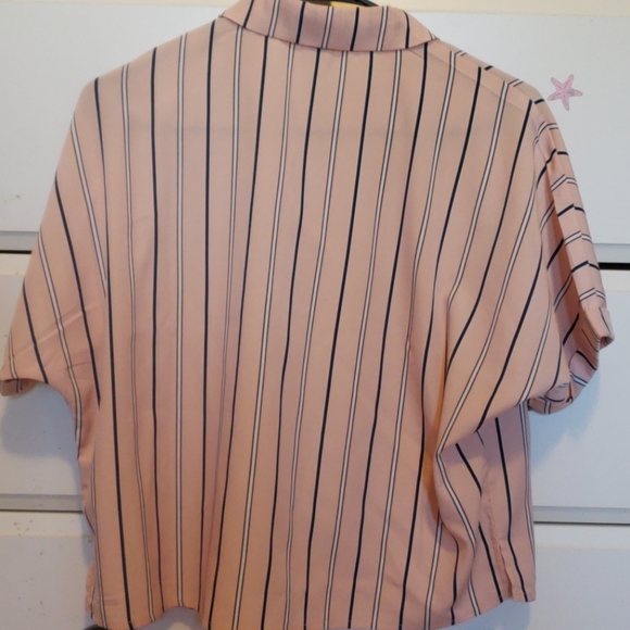 Collared shirt. - Picture 2 of 3